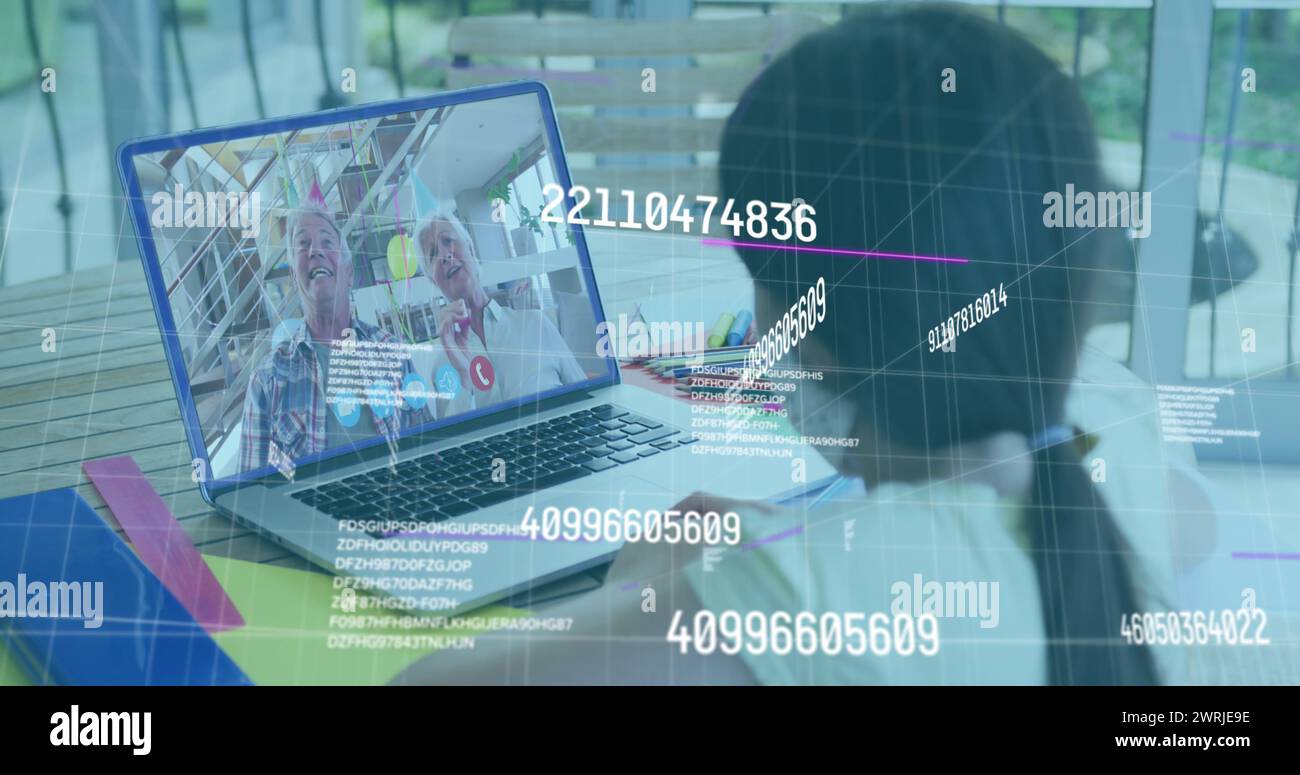 Couple de seniors caucasiens vidéo appelant sur un ordinateur portable, les numéros superposent la scène Banque D'Images