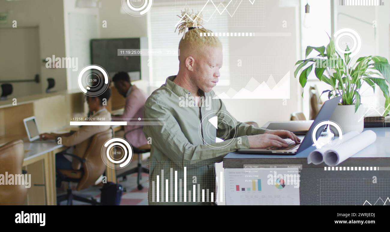 Image des icônes et du traitement des données sur l'homme albinos afro-américain au bureau Banque D'Images
