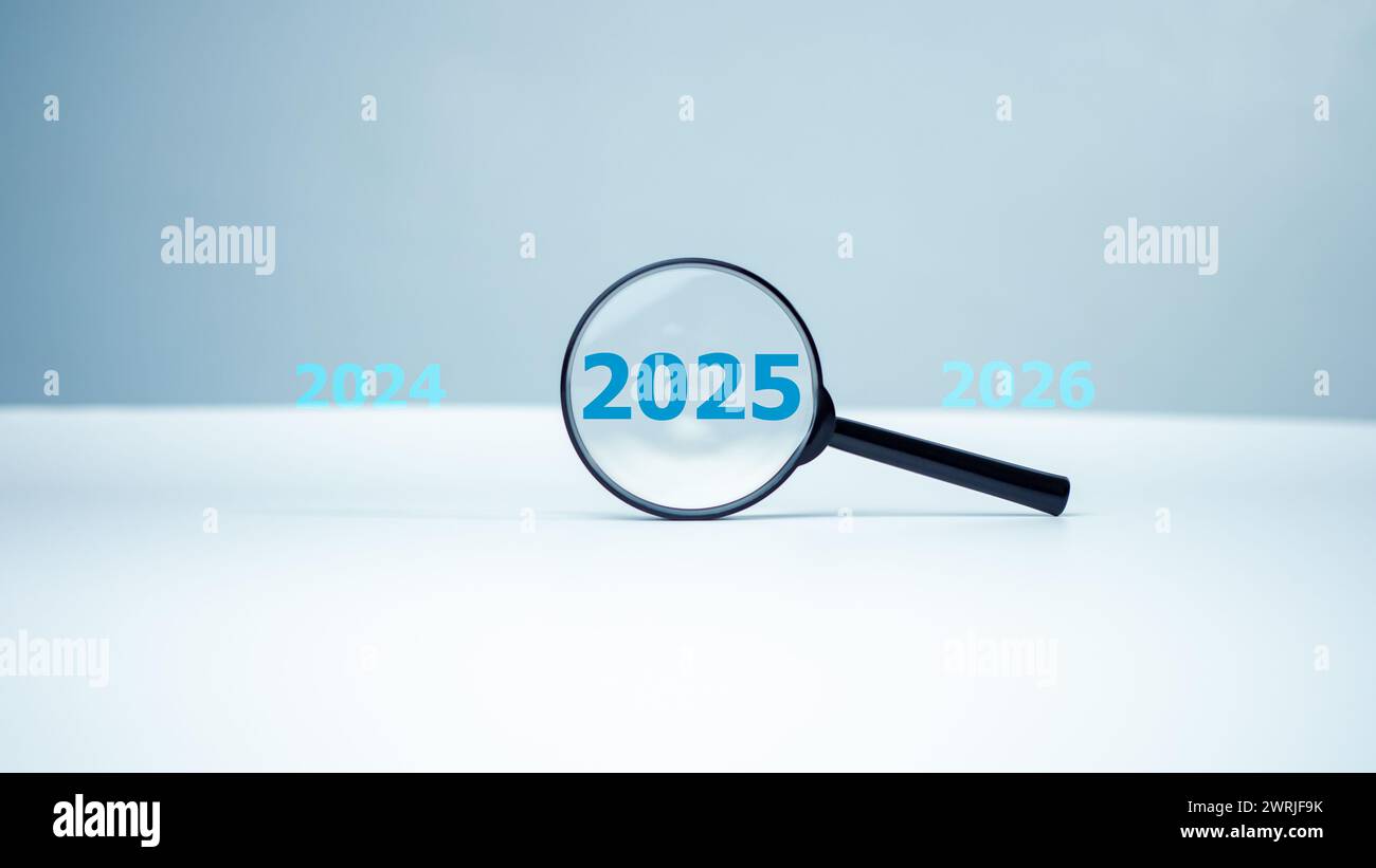 Loupe et texte 2025 nouvel an concept d'idée, 2025 à l'intérieur de la loupe sur fond blanc pour la situation actuelle de mise au point, loupe noire Banque D'Images