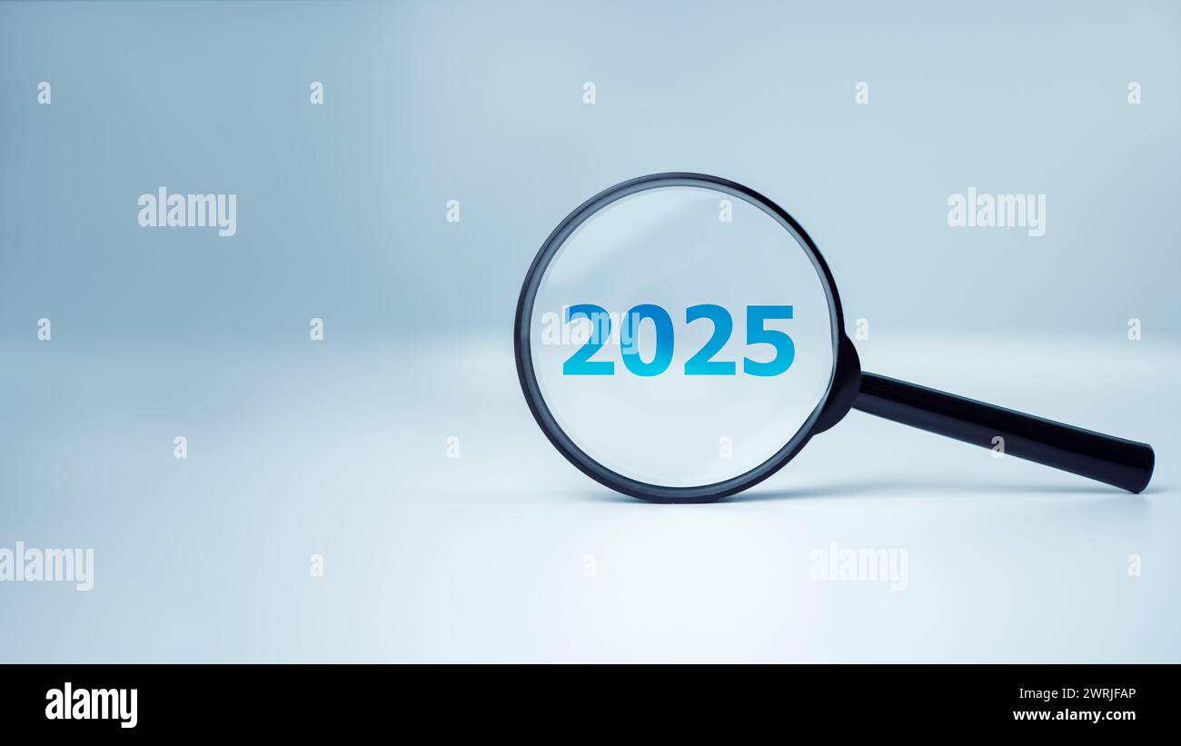 Une loupe et texte 2025 concept d'idée de nouvelle année. Objectifs de planification et concept de réussite, 2025 présent dans Focus business Banque D'Images