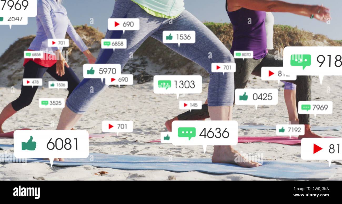 Image des notifications des médias sociaux, sur les femmes faisant du yoga sur la plage Banque D'Images