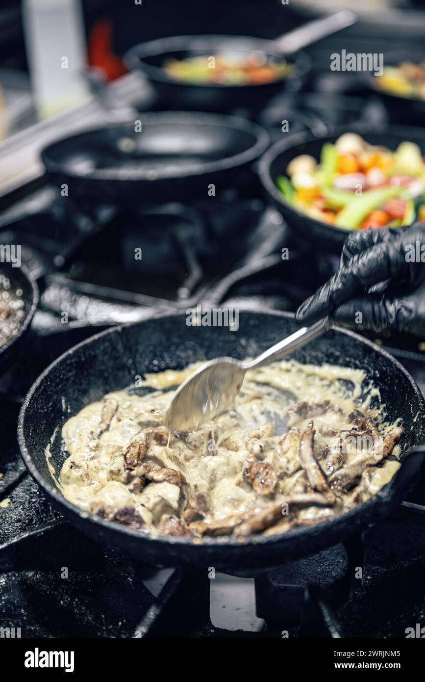 Préparation de nourriture dans la cuisine d'un restaurant Banque D'Images