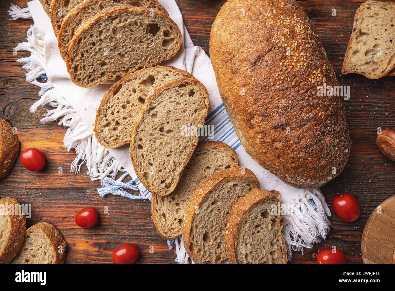 Vue de dessus du pain complet tranché sur fond rustique Banque D'Images