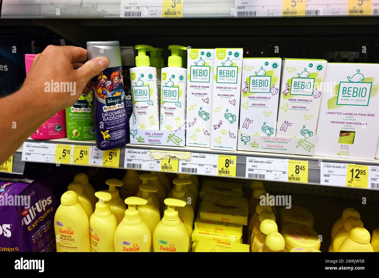 Produits de soins pour bébés dans un magasin Banque D'Images