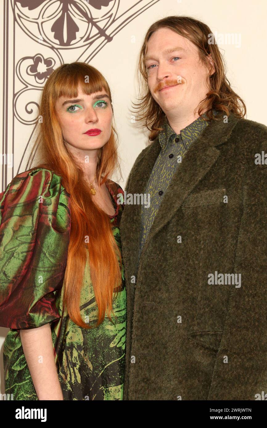 LOS ANGELES - Jan 6 : Katya Zvereva, Caleb Landry Jones au Gala de l'art de l'Elysium 2024 au Wiltern Theater le 6 janvier 2024 à Los Angele Banque D'Images