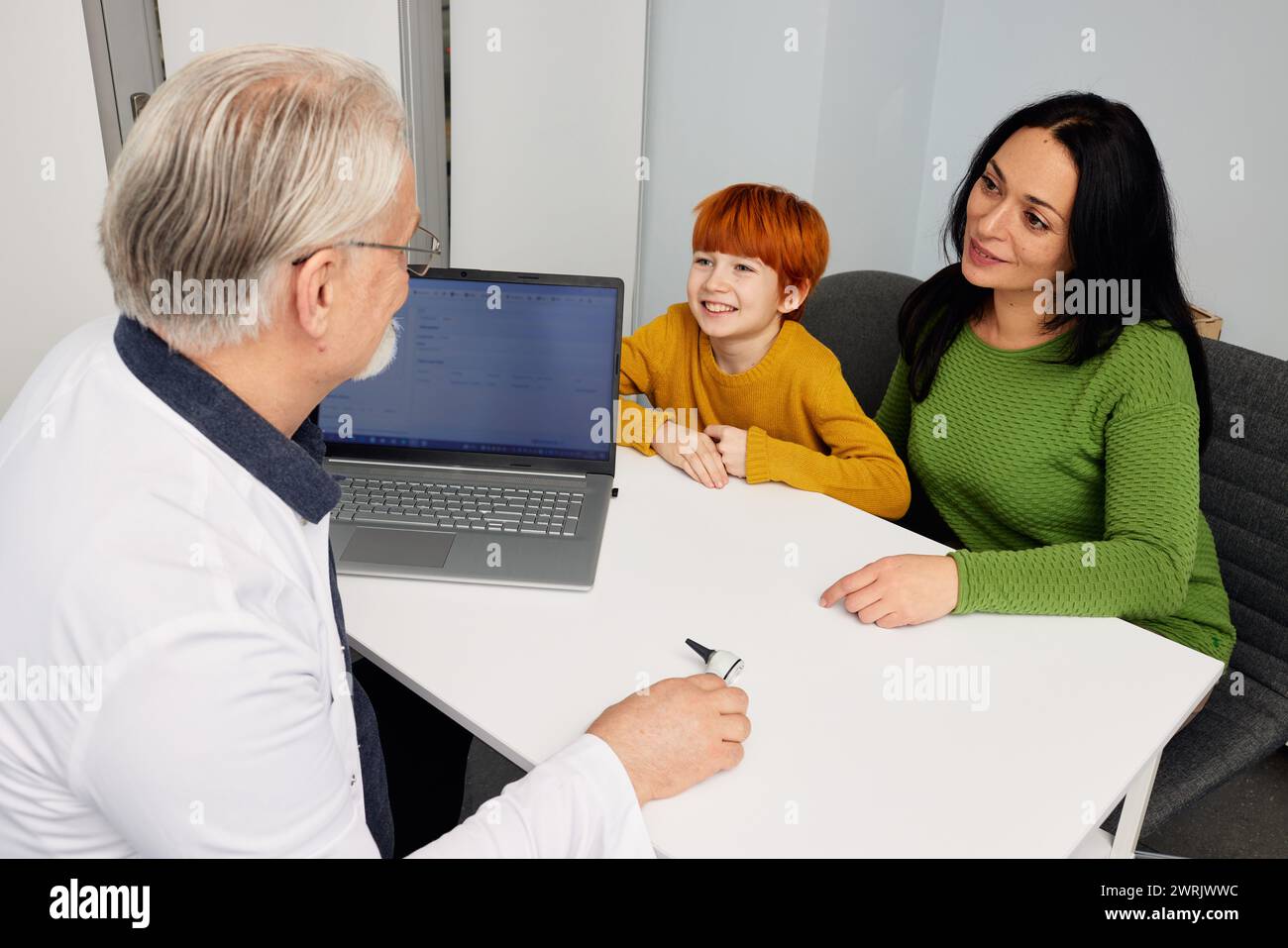 Sympathique pédiatre rencontre avec l'enfant mâle et sa mère en clinique médicale pendant consultation. La santé de l'enfant Banque D'Images