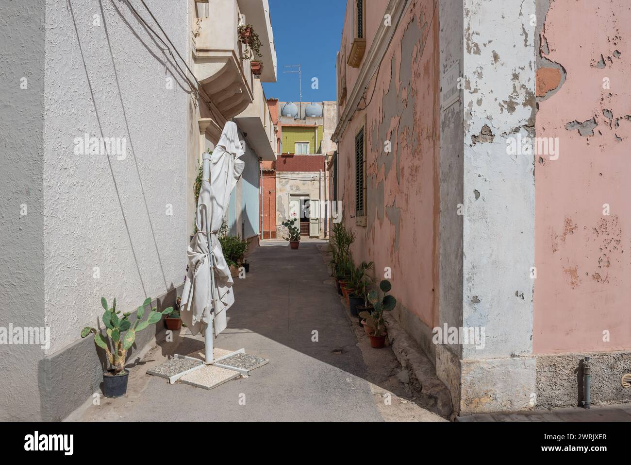 Rue étroite dans le village de Marzamemi sur l'île de Sicile, Italie Banque D'Images