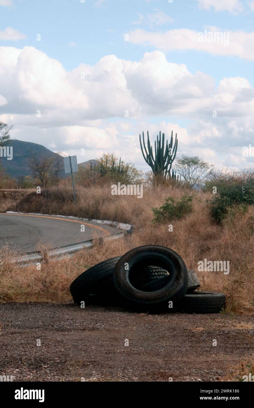 A pneus couchés sur le bord de la route, avec un espace pour le texte Banque D'Images