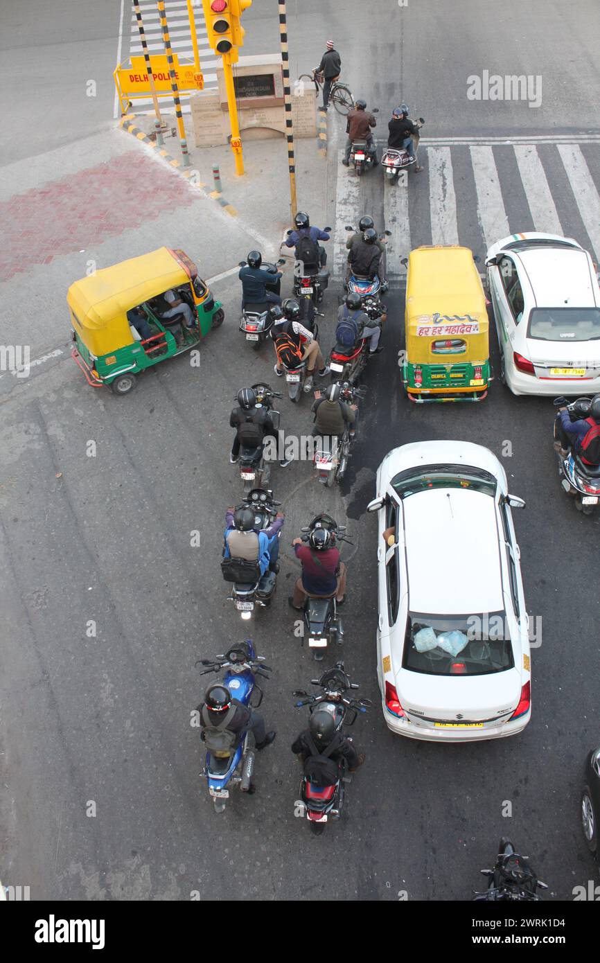 New Delhi, Inde - 07 mars 2019 : circulation stationnaire à New Delhi, Inde à une intersection. Vue de dessus. Voitures, vélos, cyclomoteurs et rickshaws. Banque D'Images