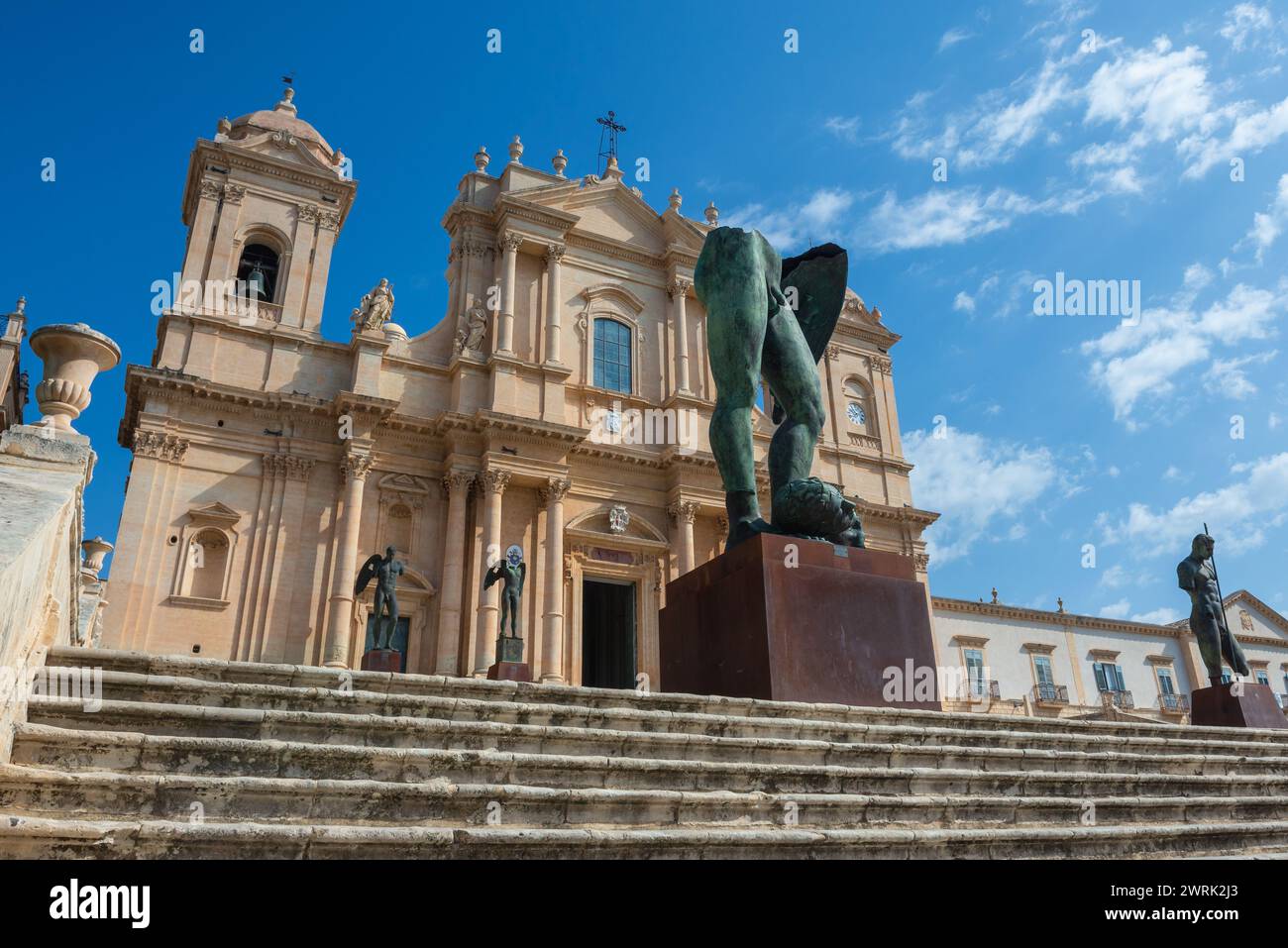 Cathédrale Saint-Nicolas de Myra et sculptures d'Igor Mitoraj dans la ville de Noto dans la province de Syracuse sur l'île de Sicile, Italie Banque D'Images
