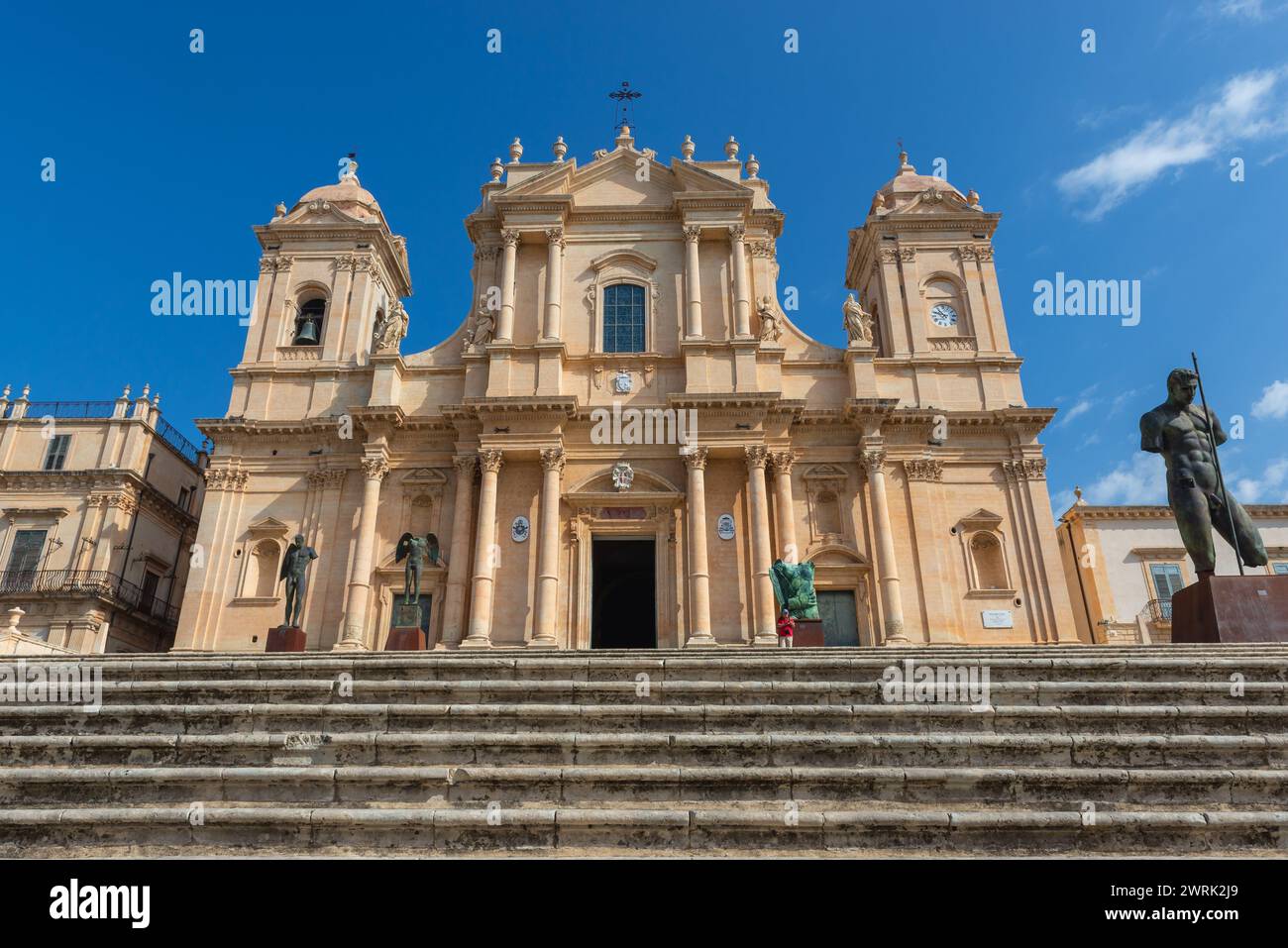 Cathédrale Saint-Nicolas de Myra et sculptures d'Igor Mitoraj dans la ville de Noto dans la province de Syracuse sur l'île de Sicile, Italie Banque D'Images