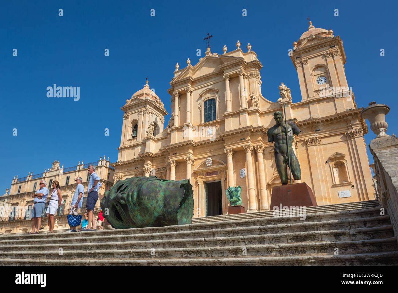 Cathédrale Saint-Nicolas de Myra et sculptures d'Igor Mitoraj dans la ville de Noto dans la province de Syracuse sur l'île de Sicile, Italie Banque D'Images