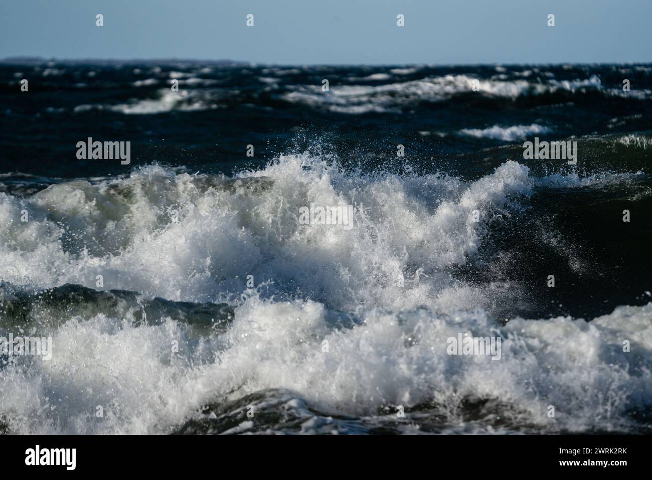 COIFFAGE BLANC, SOMMET, VAGUES, MERS ORAGEUSES, MER BALTIQUE : vagues de coiffage blanc dans une tempête de la mer Baltique au large de la côte de Jurmo, une petite île de l'archipel de Turku, au large de la côte sud-ouest de la Finlande. Photo : Rob Watkins. INFO : Jurmo Ia une population d'environ 50 personnes, et est connu pour son terrain accidenté, ses paysages pittoresques et sa flore et sa faune uniques. Jurmo est la dernière partie aérienne du système géologique de crêtes de Salpausselkä de l'âge glaciaire, qui traverse la Finlande. Banque D'Images