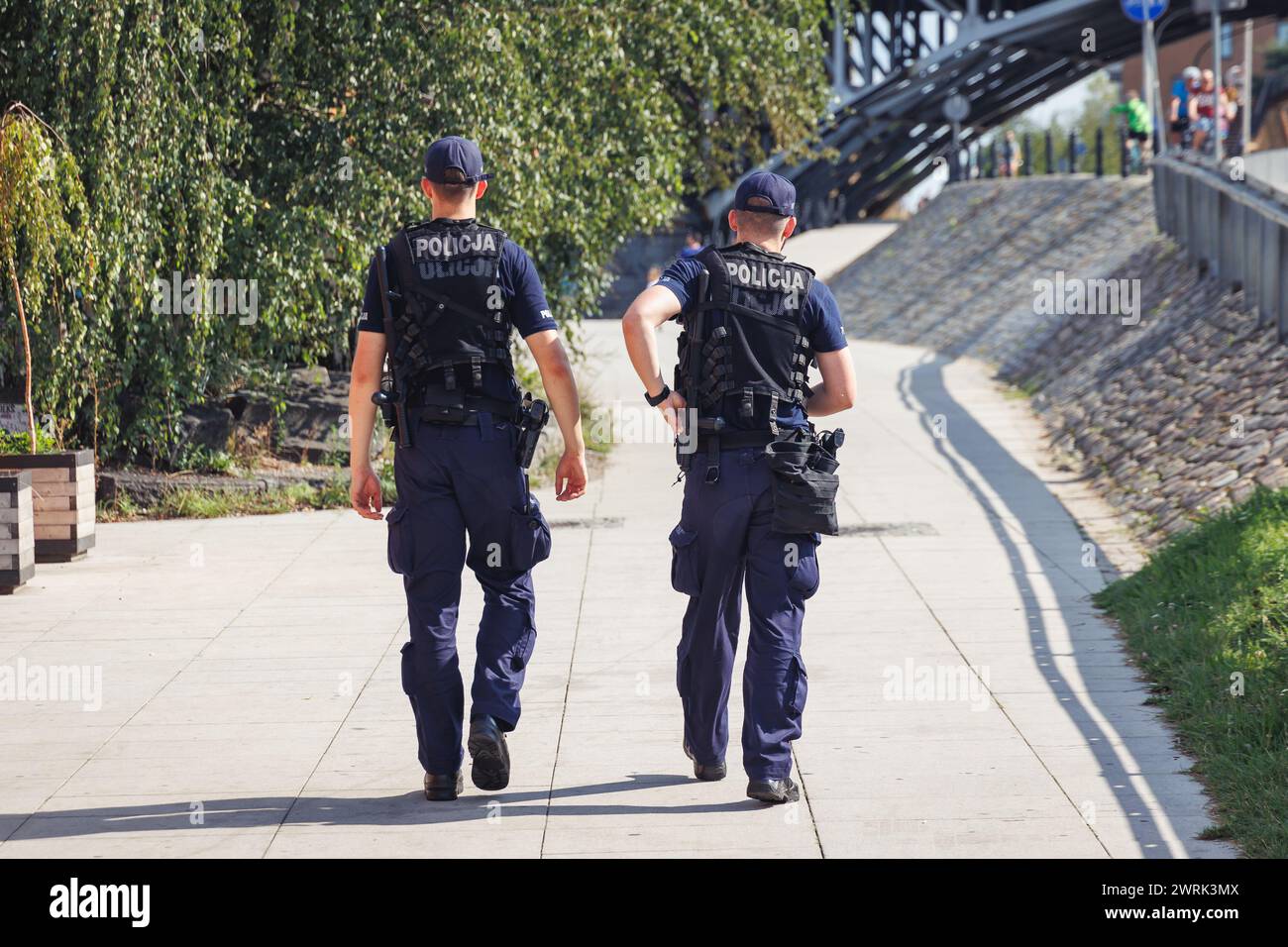 Patrouille de police sur les boulevards Vistulan au-dessus de la rive de la Vistule dans la ville de Varsovie, Pologne Banque D'Images