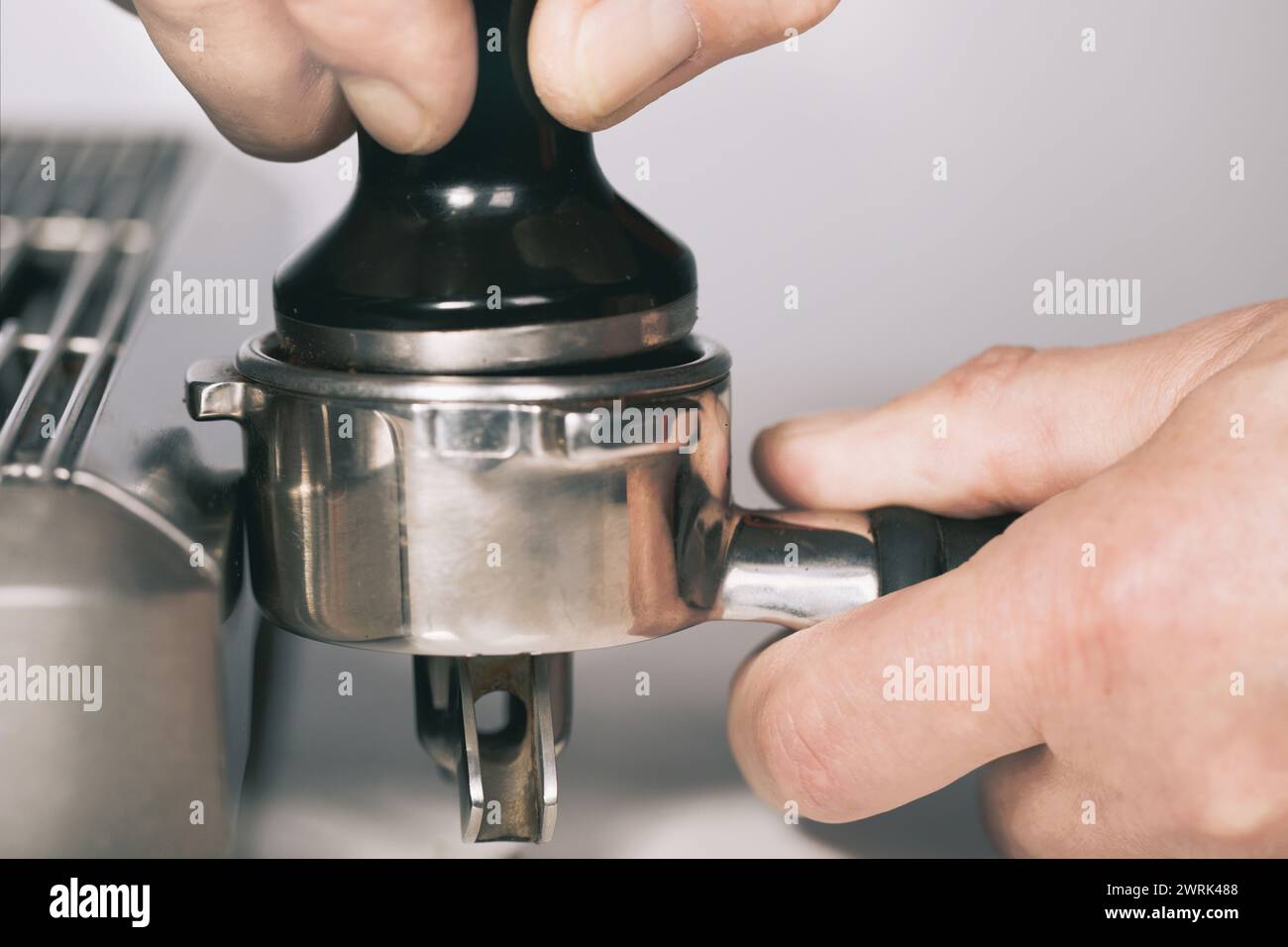 Presser le café moulu dans la poignée pour l'extraire dans la machine à espresso Banque D'Images