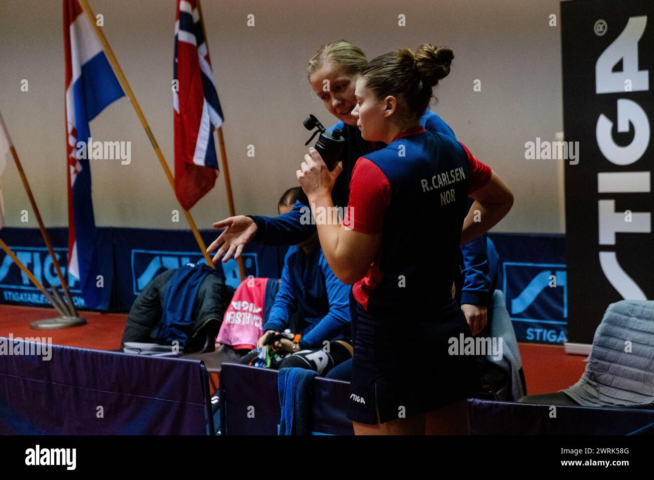 Rebekka CARLSEN, de Norvège, consulte son entraîneur d'équipe pendant une pause. Action des matchs internationaux féminins art le groupe de qualification des Championnats d'Europe de tennis de table Finlande - Norvège (pour le tournoi européen 2023) à Helsinki, le 17 octobre 2022. Banque D'Images