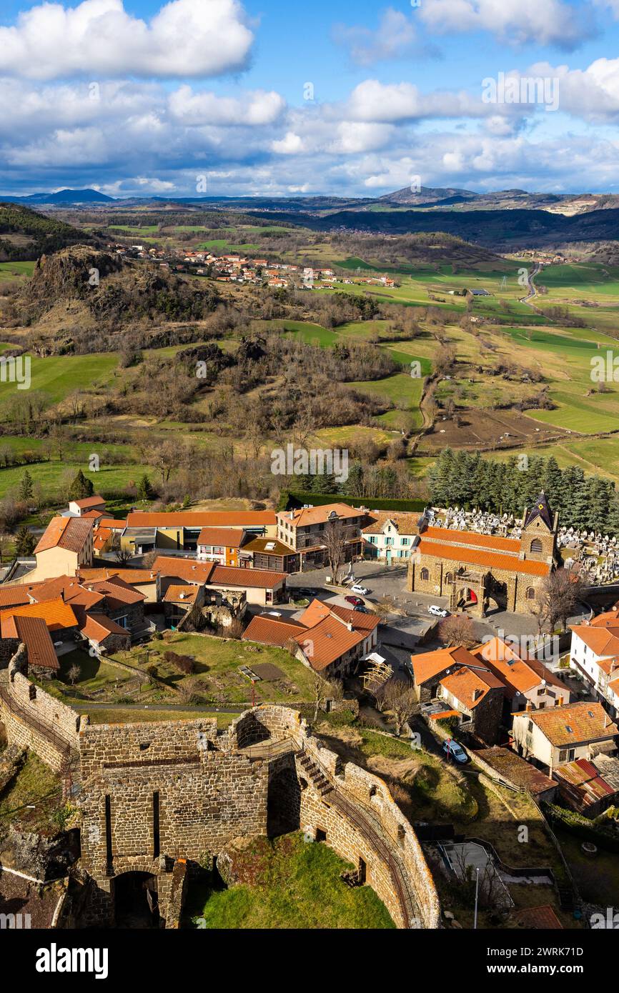 Village de Polignac, près du Puy-en-Velay, avec sa mairie et son église, depuis les remparts de la forteresse de Polignac Banque D'Images