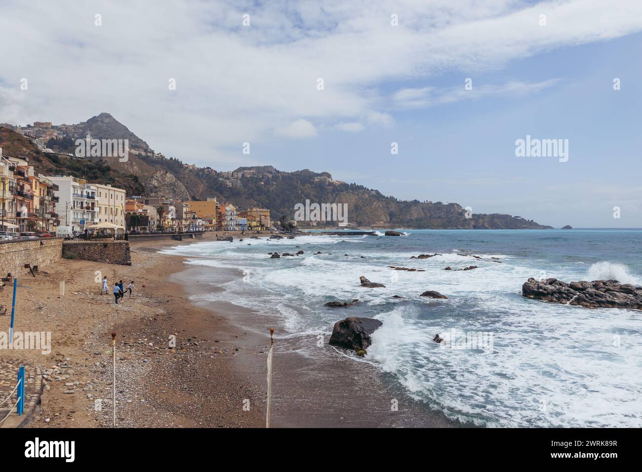 Rive de la mer Ionienne à Giardini Naxos dans la ville métropolitaine de Messine sur l'île de Sicile, Italie Banque D'Images