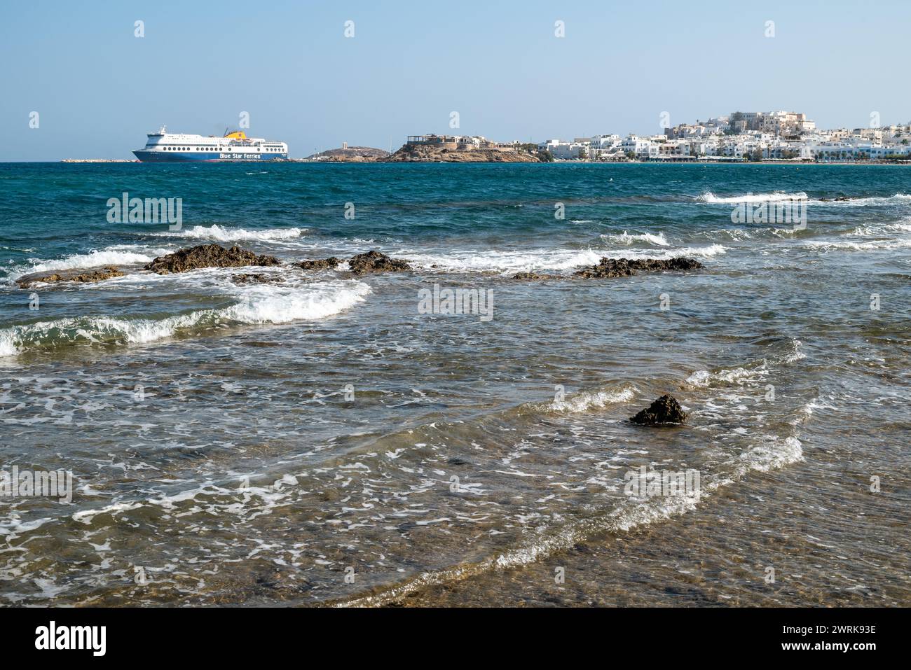 Blue Star Ferries compagnie de transport de passagers grecs fournissant des services de ferry entre le continent grec et les îles de la mer Égée à Naxos, Grèce o Banque D'Images