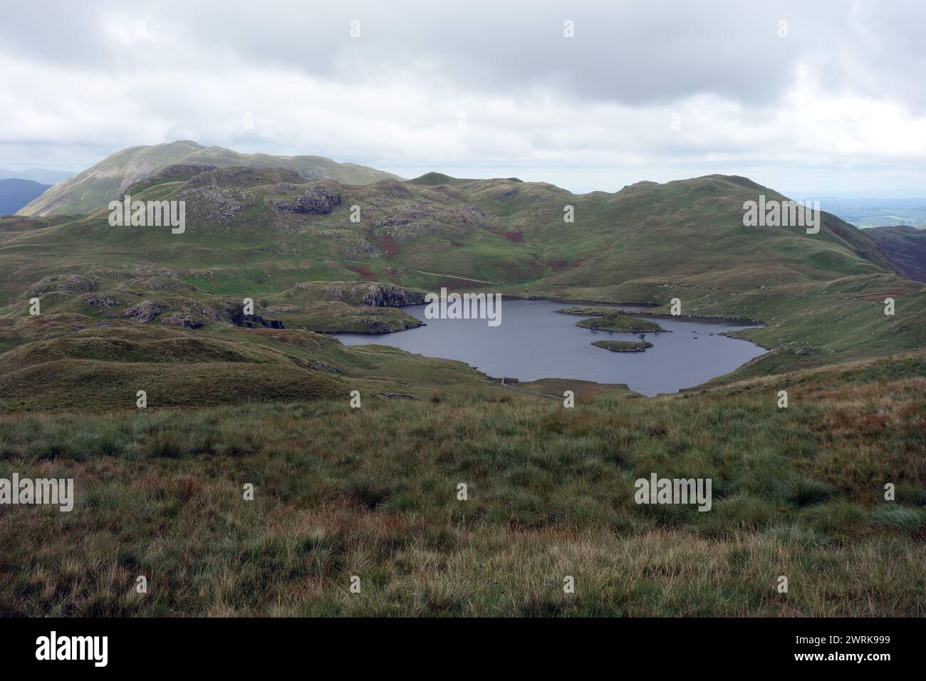 Le Wainwright 'Angletarn Pikes' et angle Tarn de 'Brock Crags' près de Patterdale dans le parc national de Lake District, Cumbria, Royaume-Uni. Banque D'Images