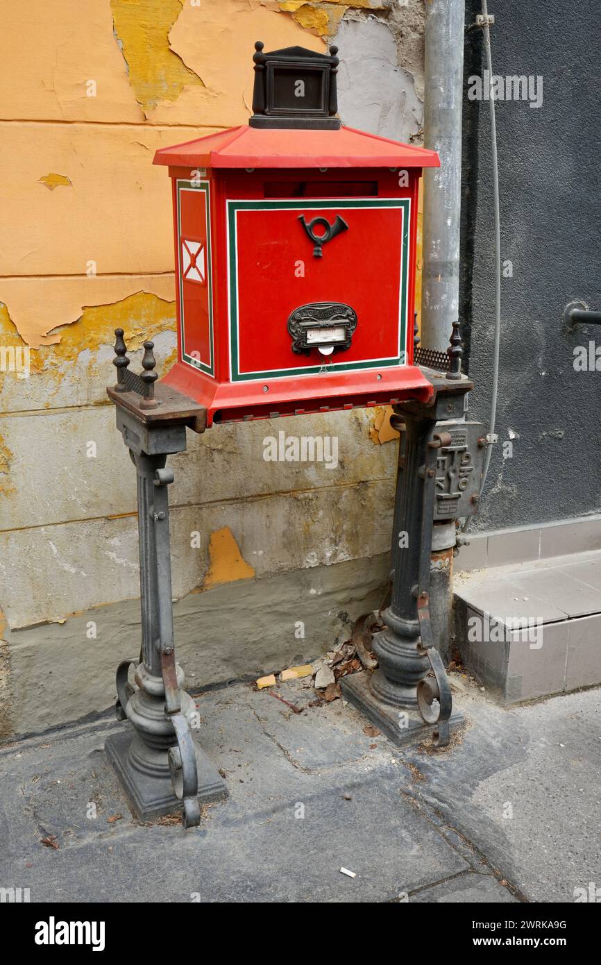 Boîte postale hongroise rouge traditionnelle sur un cadre métallique au château de Buda. Banque D'Images