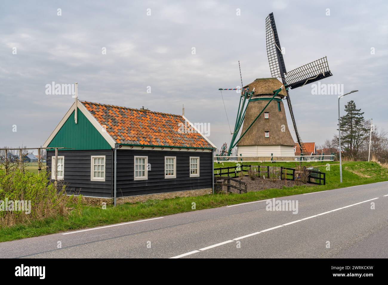 Moulin à vent hollandais historique par la route dans le village d'Akersloot Banque D'Images