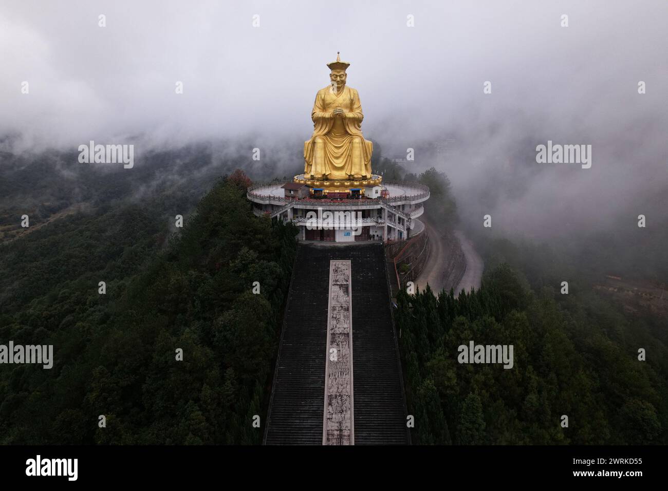 Une statue massive en bronze de Bouddha par une journée brumeuse dans les montagnes du Fujian, en Chine Banque D'Images