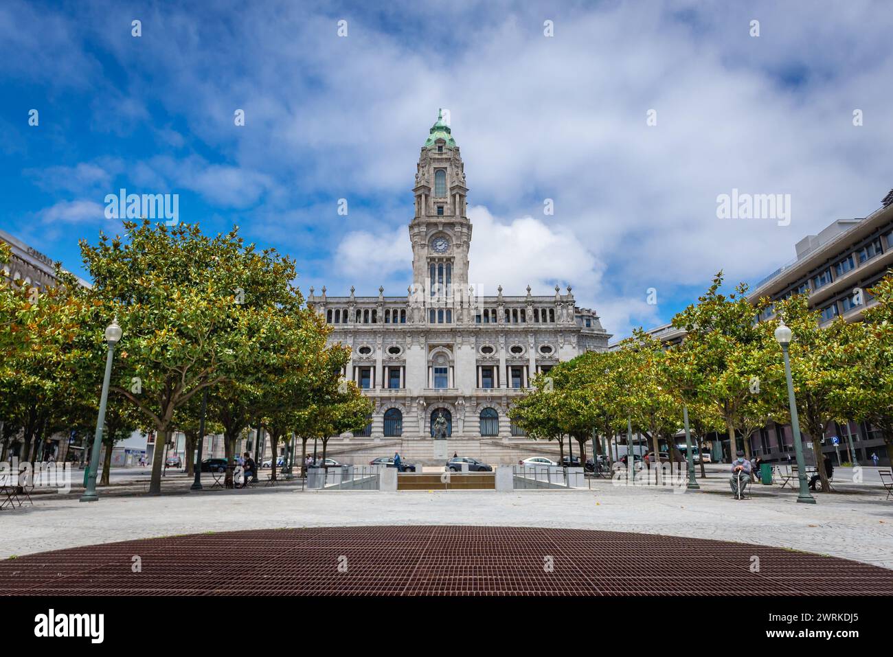Place municipale avec Camara Municipal do Porto - Hôtel de ville dans la ville de Porto, Portugal Banque D'Images