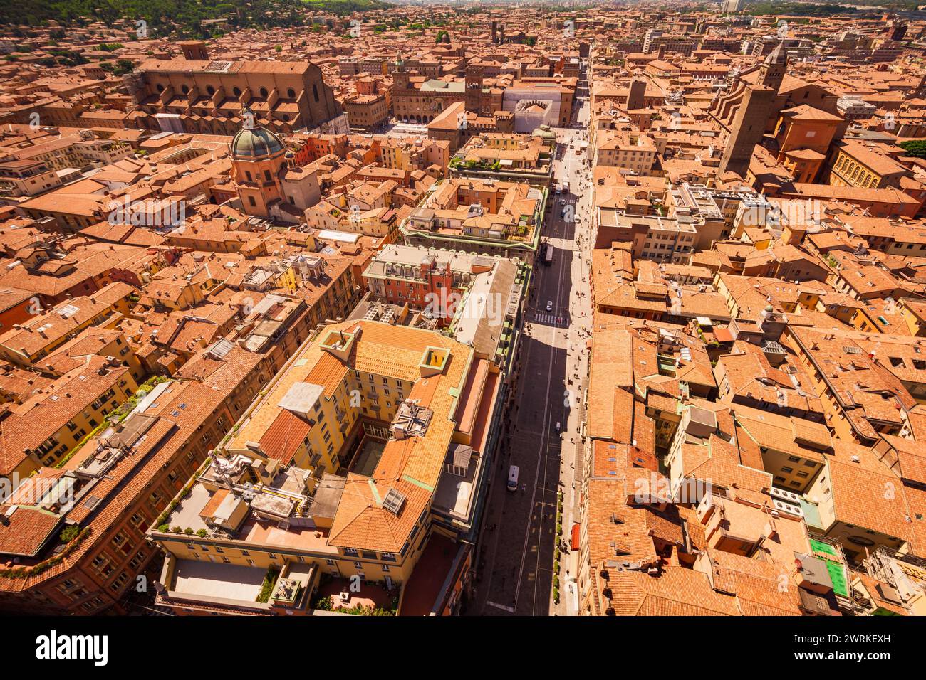 Centre de Bologne, vieille ville, vue depuis la tour Asinelli, deux tours. Bâtiments, toits de tuiles et rues de Bologne. Ville rouge italienne. Banque D'Images