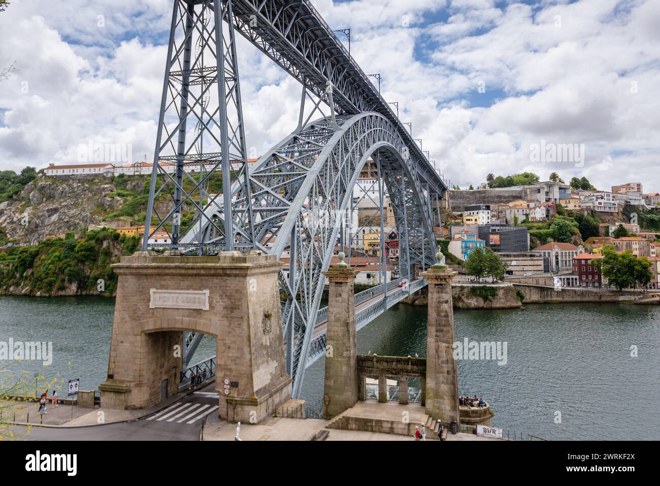 Pont Dom Luis I et vestiges du pont ponton Pensil sur le fleuve Douro dans la ville de Porto, Portugal. Vila Nova de Gaia ville sur fond Banque D'Images