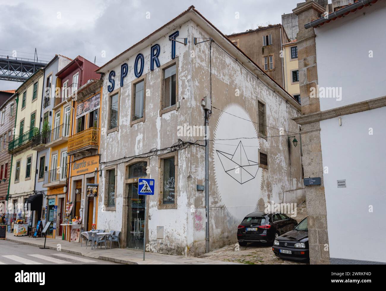 Vieux bâtiments avec club d'aviron Sport sur l'avenue Diogo Leite à Vila Nova de Gaia, Portugal Banque D'Images
