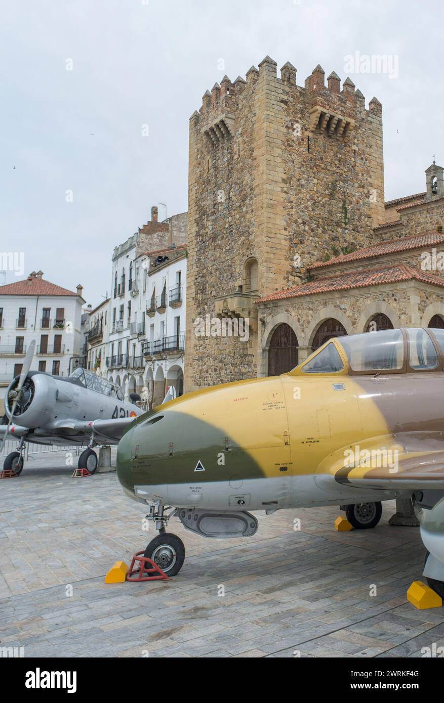 Caceres, Espagne - 27 mai 2021 : exposition de l'aviation militaire espagnole. Place principale de Caceres, Espagne Banque D'Images