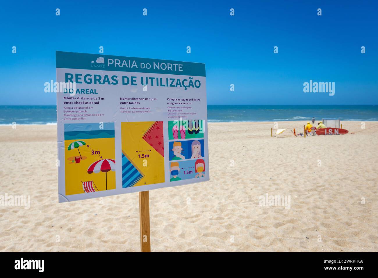 Réglementations COVID-19 sur North Beach célèbre pour les vagues géantes dans la ville de Nazare sur la Côte d'argent, région d'Oeste au Portugal Banque D'Images