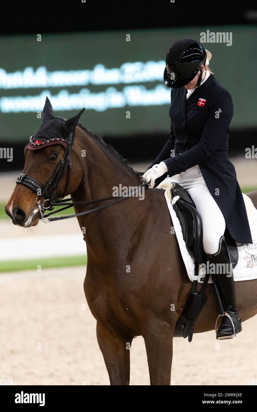 DenBosch, pays-Bas - 9 mars 2024. Thea Bech, danoise, et à cheval 'Dionisos', concourt dans la classe de dressage CDI3* au Masters néerlandais 2024. Banque D'Images