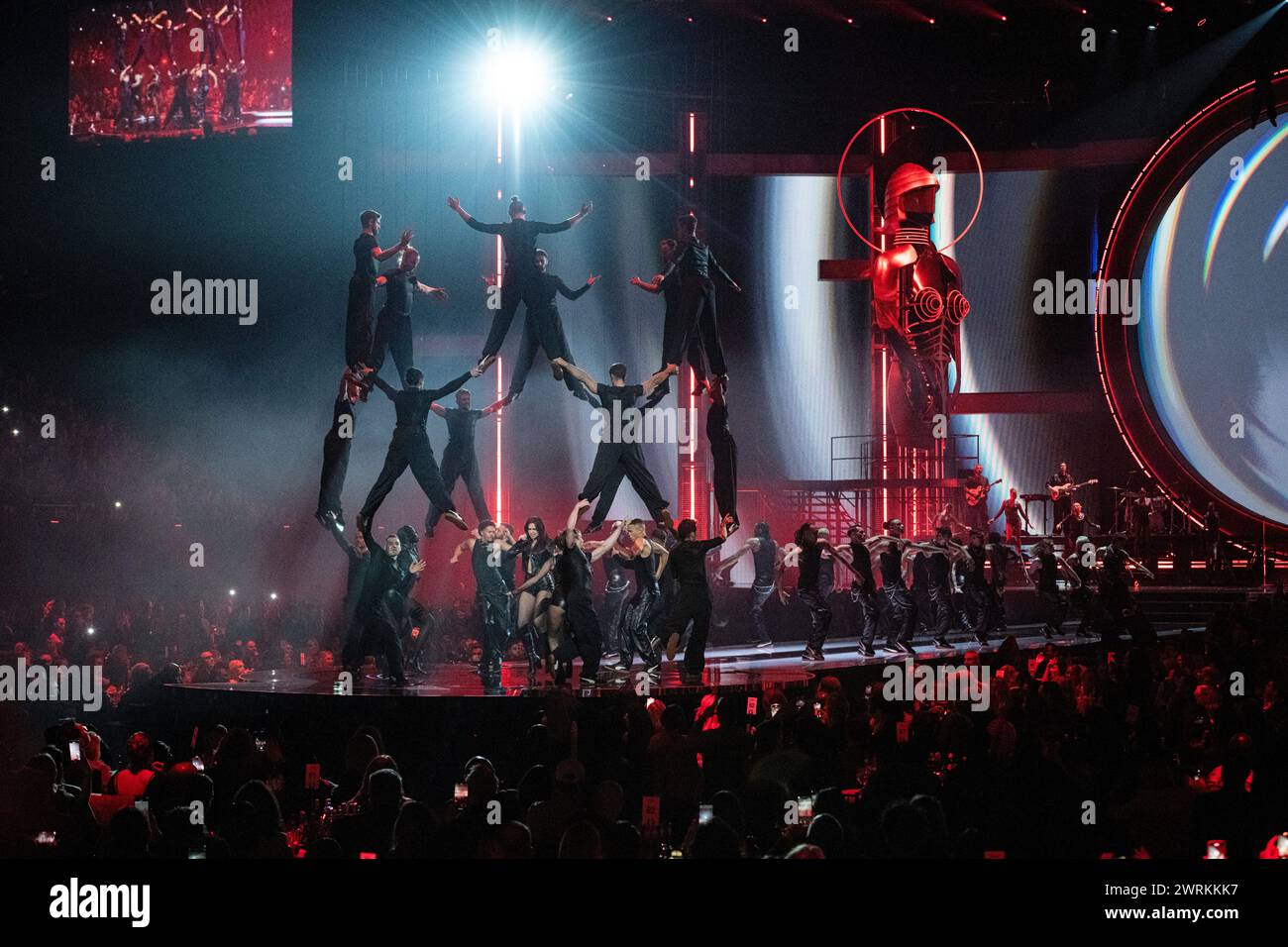 Dua Lipa jouant en direct lors de la cérémonie de remise des prix Brit 2024, O2 Arena, Londres, le 2 mars 2024 Dua Lipa est une chanteuse et compositrice anglaise et albanaise Banque D'Images