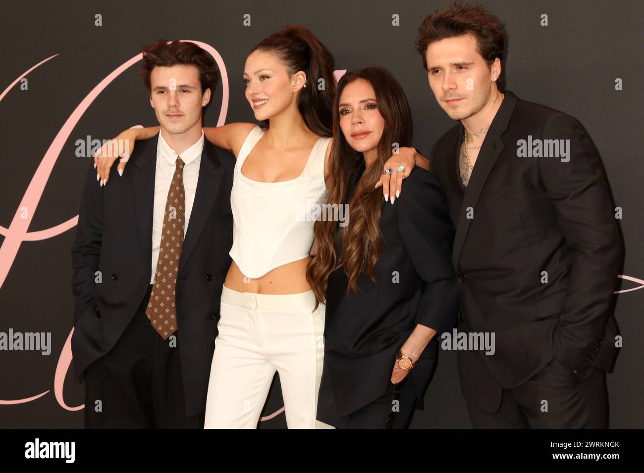 LOS ANGELES - 3 février : Romeo Beckham, Nicola Peltz Beckham, Victoria Beckham, Brooklyn Beckham à la projection spéciale VIP 'Lola' au Bruin Theater Banque D'Images