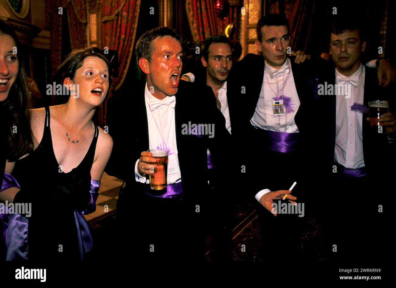 Gayfest Lavender Ball un groupe choral basé à Manchester se produit au concert Party. Manchester, Lancashire, Angleterre août 1999. ANNÉES 1990 ROYAUME-UNI HOMER SYKES Banque D'Images