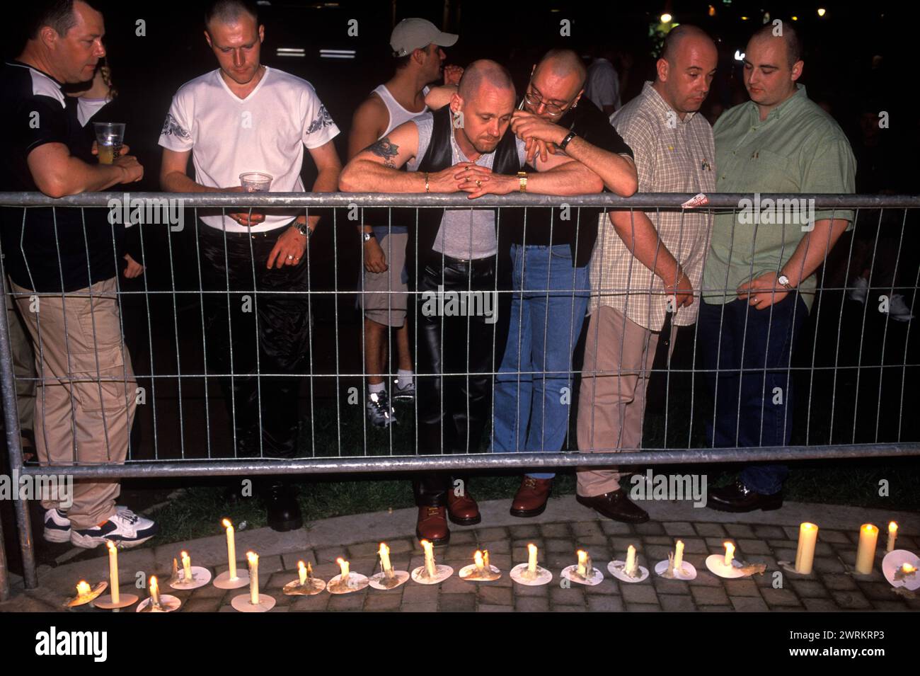 Une bougie allumait une veillée nocturne pour se souvenir des amis et des amants qui étaient morts du sida. Manchester Pride Festival 1990s Royaume-Uni. 1999 Lancashire Angleterre HOMER SYKES. Banque D'Images