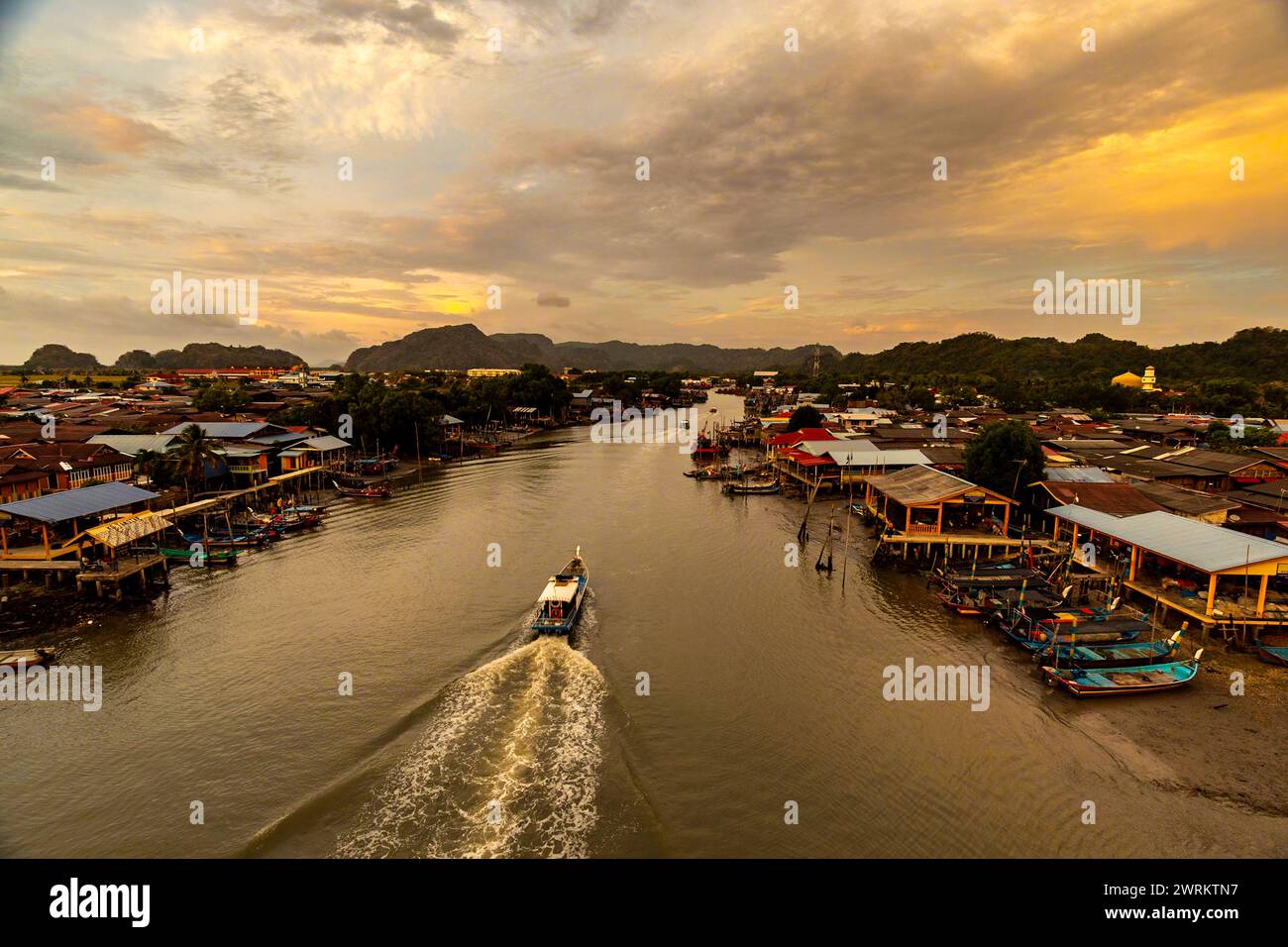 Rivière Kuala Perlis pendant le moment du coucher du soleil Banque D'Images