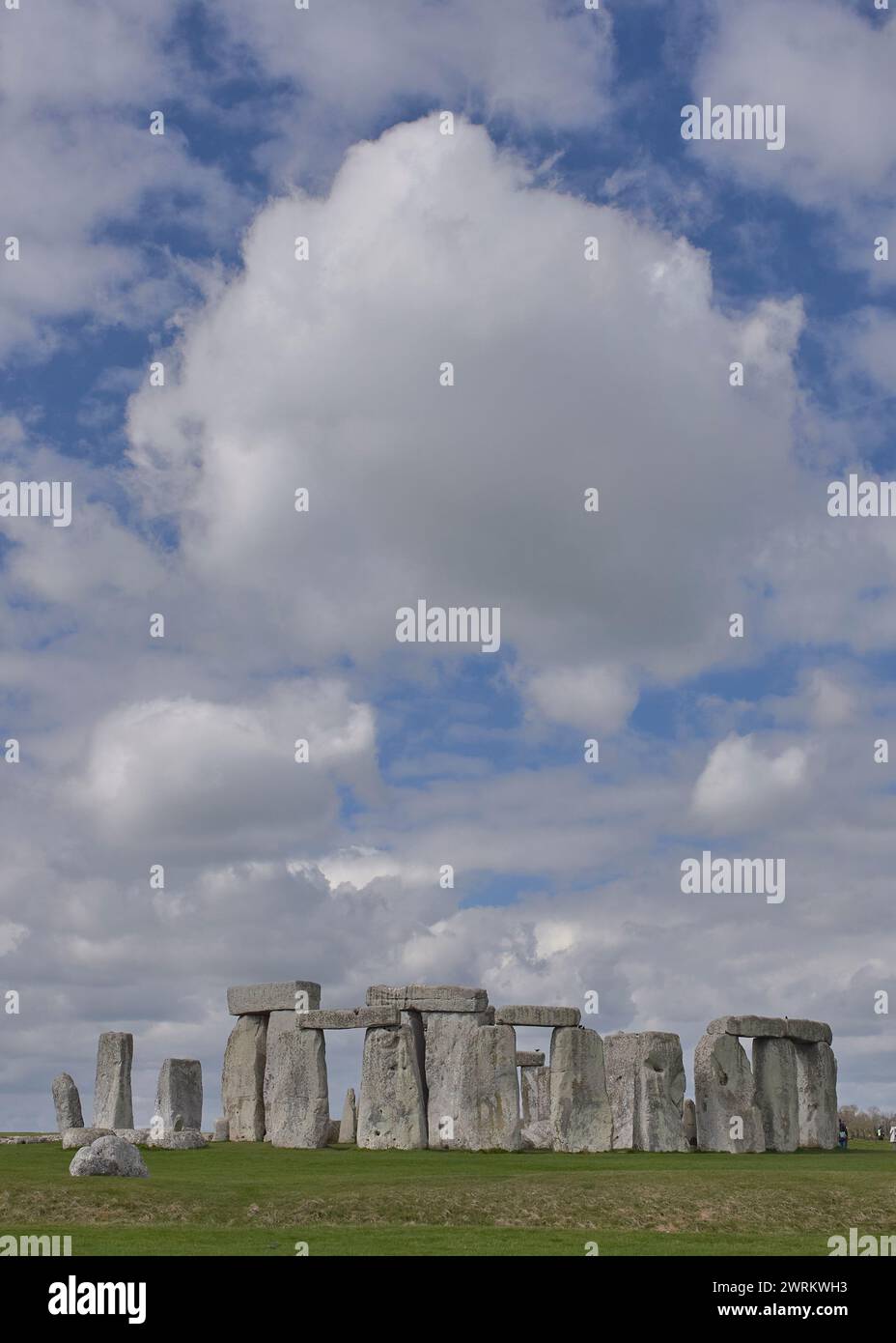 Les pierres mégalithiques debout, maintenant une attraction touristique majeure, de Stonehenge, Wiltshire sous un ciel nuageux Banque D'Images