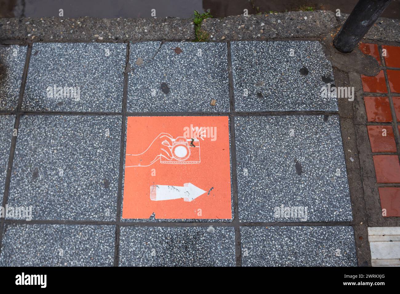 Une icône sur un trottoir indiquant un endroit attrayant pour prendre une photo dans la ville de Thessalonique, en Grèce Banque D'Images
