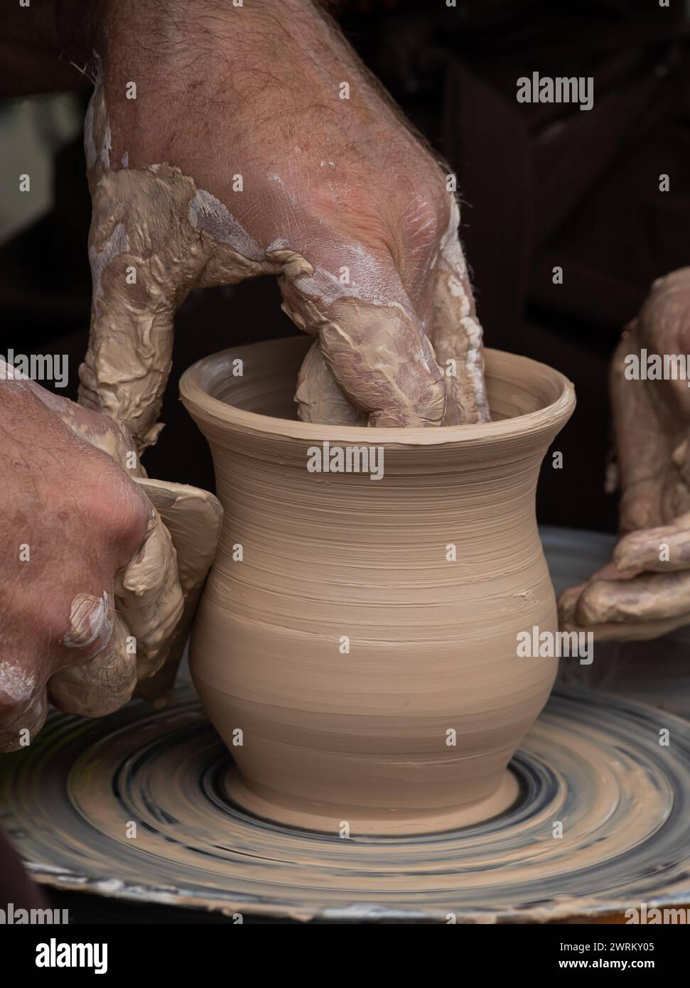 Cours de maître sur la modélisation de l'argile sur une roue de potier dans l'atelier de poterie. Banque D'Images