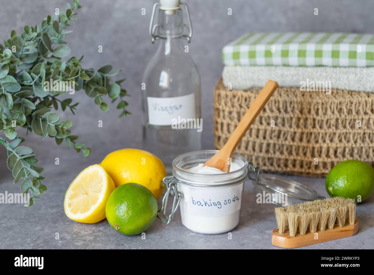 Produits de nettoyage écologiques vinaigre blanc, bicarbonate de soude, citron, brosse. Conscient et respectueux de l'environnement. Concept zéro déchet. Banque D'Images