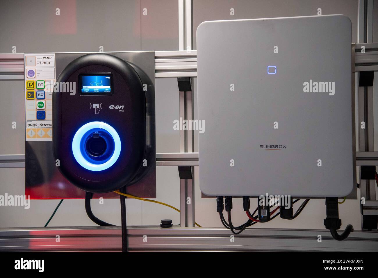 Blick in das TestingLab von EON, Solaranlage, Stromerzeugung, PV-Anlage, Steuerung, Schaltzentrale, Wallbox, Photovoltaik, Bilanzpressekonferenz der E.ON se in Essen/ Deutschland AM 13.03.2024. *** Vue dans le TestingLab de EON, centrale solaire, production d'énergie, centrale photovoltaïque, contrôle, Control Center, Wallbox, photovoltaïque, E ON se Conférence de presse à Essen Allemagne le 13 03 2024 Banque D'Images