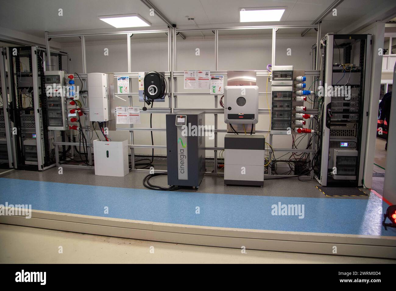 Blick in das TestingLab von EON, Solaranlage, Stromerzeugung, PV-Anlage, Steuerung, Schaltzentrale, Wallbox, Photovoltaik, Bilanzpressekonferenz der E.ON se in Essen/ Deutschland AM 13.03.2024. *** Vue dans le TestingLab de EON, centrale solaire, production d'énergie, centrale photovoltaïque, contrôle, Control Center, Wallbox, photovoltaïque, E ON se Conférence de presse à Essen Allemagne le 13 03 2024 Banque D'Images