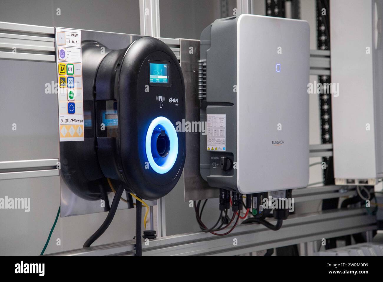 Blick in das TestingLab von EON, Stromtankstelle, Wallbox Solaranlage, Stromerzeugung, PV-Anlage, Steuerung, Schaltzentrale, Wallbox, Photovoltaik, Bilanzpressekonferenz der E.ON se in Essen/ Deutschland AM 13.03.2024. *** Vue de eons TestingLab, station de charge, système solaire de boîte murale, production d'énergie, système PV, Control, Control Center, Wallbox, photovoltaïque, conférence de presse E ON se bilan à Essen Allemagne le 13 03 2024 Banque D'Images