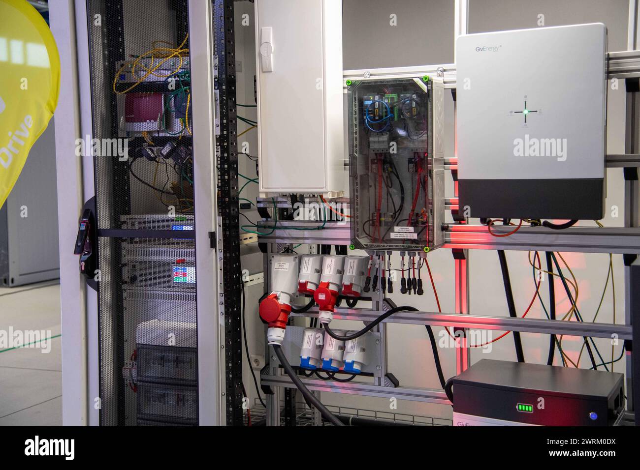 Blick in das TestingLab von EON, Solaranlage, Stromerzeugung, PV-Anlage, Steuerung, Schaltzentrale, Wallbox, Photovoltaik, Bilanzpressekonferenz der E.ON se in Essen/ Deutschland AM 13.03.2024. *** Vue dans le TestingLab de EON, centrale solaire, production d'énergie, centrale photovoltaïque, contrôle, Control Center, Wallbox, photovoltaïque, E ON se Conférence de presse à Essen Allemagne le 13 03 2024 Banque D'Images