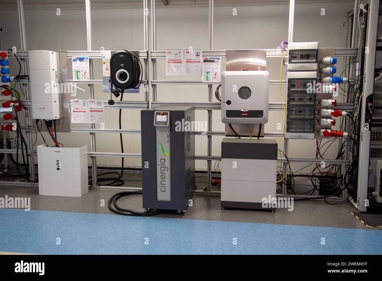 Blick in das TestingLab von EON, Solaranlage, Stromerzeugung, PV-Anlage, Steuerung, Schaltzentrale, Wallbox, Photovoltaik, Bilanzpressekonferenz der E.ON se in Essen/ Deutschland AM 13.03.2024. *** Vue dans le TestingLab de EON, centrale solaire, production d'énergie, centrale photovoltaïque, contrôle, Control Center, Wallbox, photovoltaïque, E ON se Conférence de presse à Essen Allemagne le 13 03 2024 Banque D'Images