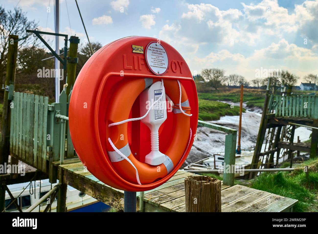 Équipement de sauvetage installé par des amarres de bateau sur la rivière Banque D'Images