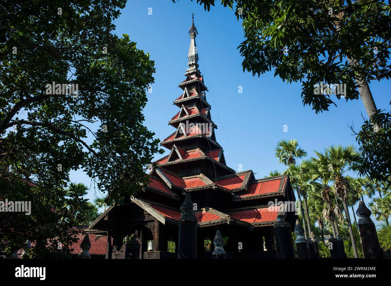 Flèche à sept niveaux du monastère de Bagaya - monastère bouddhiste en bois de teck à Inwa (Ava), Myanmar Banque D'Images